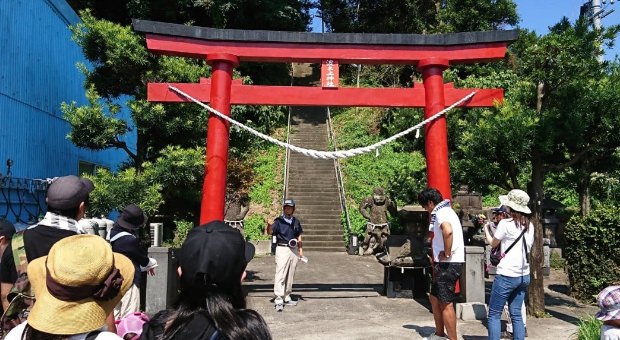 参加者に波之上神社を説明する高須まち歩きガイド